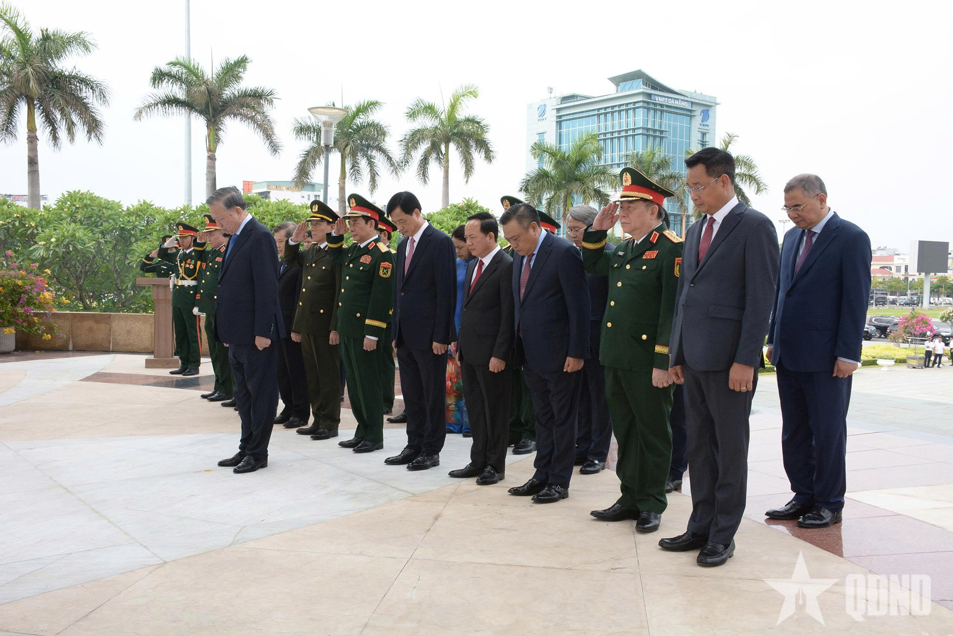 Tổng Bí thư, Chủ tịch nước Tô Lâm dâng hương tưởng niệm các Anh hùng liệt sĩ tại thành phố Đà Nẵng